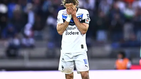 Sergio Canales lamentando uno de los goles en contra de Rayados | MEXSPORT