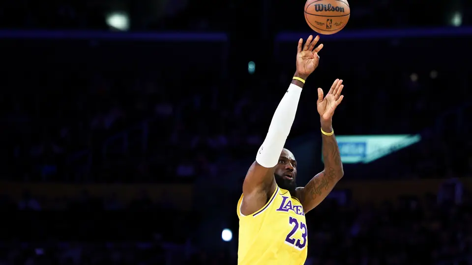 LeBron James, de Los Angeles Lakers, rompió récord de Robert Parihs | AP