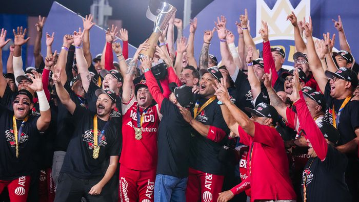 Jugadores de los Diablos Rojos celebran su título tras vencer a Charros de Jalisco en la Serie del Rey 2025 | IMAGO 7