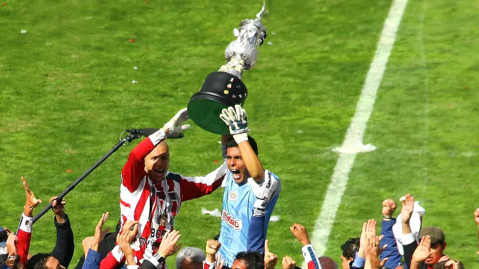 'Bofo' Bautista y Oswaldo Sánchez levantando el título once en la historia del Rebaño | MEXSPORT