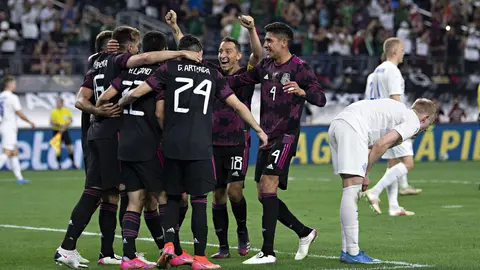 Jugadores de la Selección de México en festejo de gol en el amistoso ante Islandia en 2021 | IMAGO 7