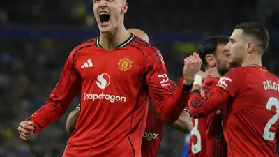 Manchester United vence al Everton, con gol de Šeško, y se mete a puestos de Champions
