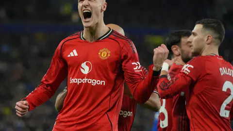 Manchester United vence al Everton, con gol de Šeško, y se mete a puestos de Champions