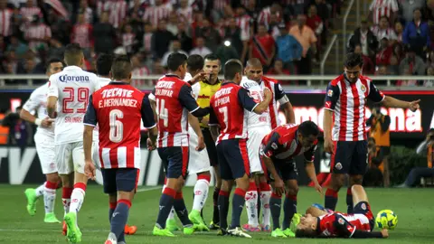 Isaac Brizuela se lesionó en un duelo de esta rivalidad en 2017 | MexSport