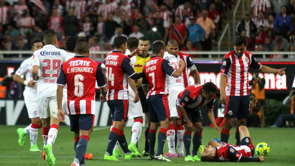 Isaac Brizuela se lesionó en un duelo de esta rivalidad en 2017 | MexSport