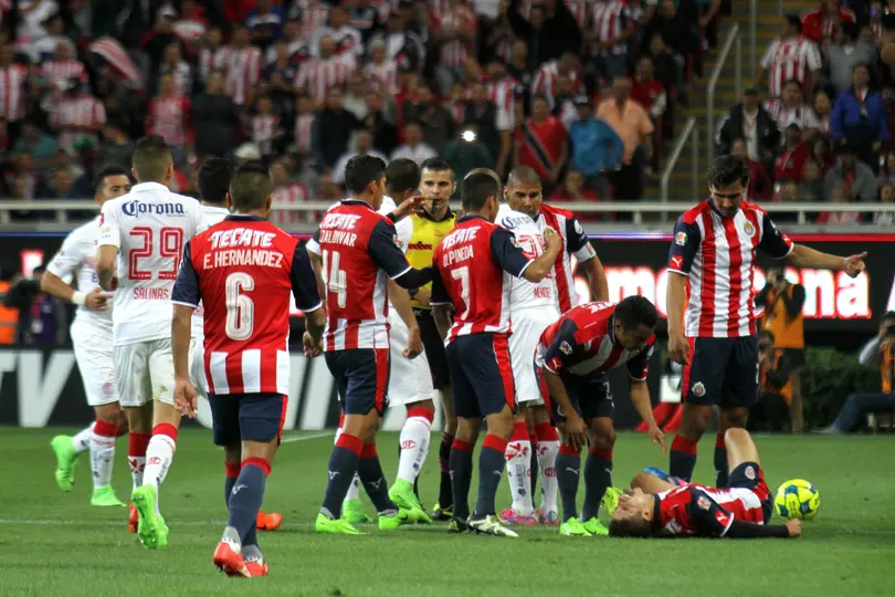 Isaac Brizuela se lesionó en un duelo de esta rivalidad en 2017 | MexSport