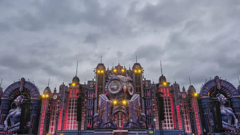 El escenario principal del EDC México 2026 deslumbró con una imponente producción visual y efectos de iluminación que acompañaron los sets más esperados de la noche. / Cortesía OCESA