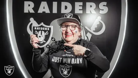 Barbara Estrada, fanática mexicana de los Raiders, es elegida la Fan Internacional del Año 2025 del equipo