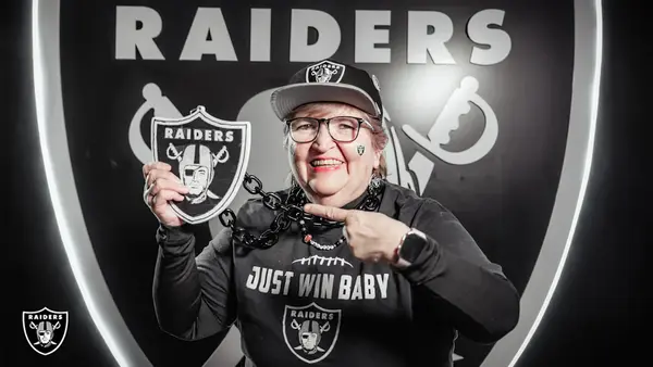 Barbara Estrada, fanática mexicana de los Raiders, es elegida la Fan Internacional del Año 2025 del equipo