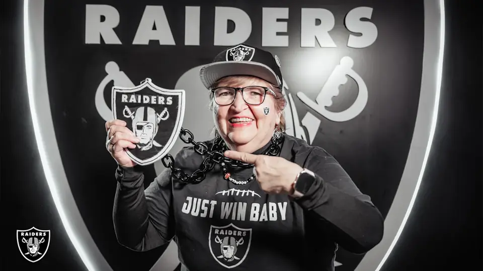 Barbara Estrada, fanática mexicana de los Raiders, es elegida la Fan Internacional del Año 2025 del equipo