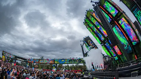 Pantallas monumentales, visuales y columnas de humo encendieron al público durante una de las presentaciones del EDC México 2026. / Cortesía OCESA