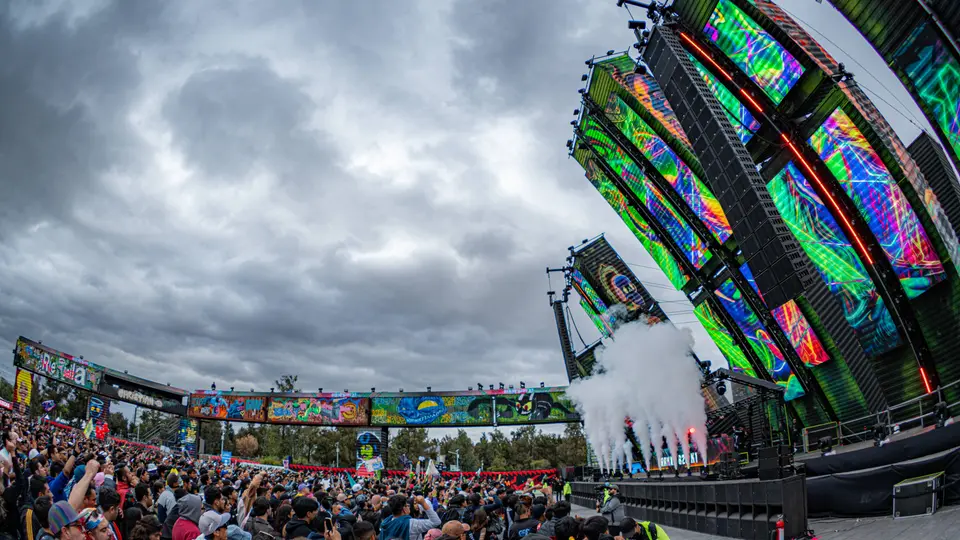 Pantallas monumentales, visuales y columnas de humo encendieron al público durante una de las presentaciones del EDC México 2026. / Cortesía OCESA