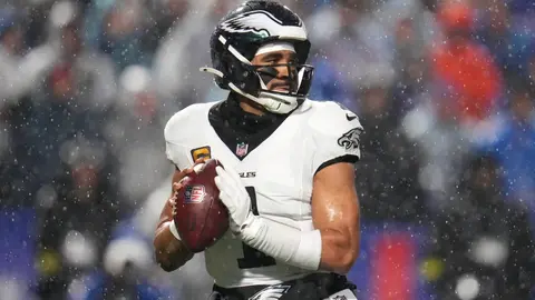 Jalen Hurts, mariscal de campo de Philadelphia, precursor del Tush Push | AP