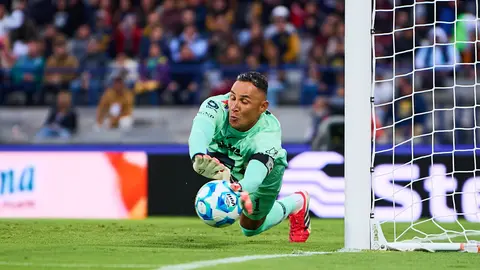 Keylor Navas atajando un balón en duelo ante Rayados | MEXSPORT