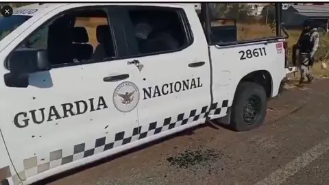 Vehículos incendiados quedaron sobre vialidades estratégicas tras el enfrentamiento con el CJNG./ Captura de pantalla