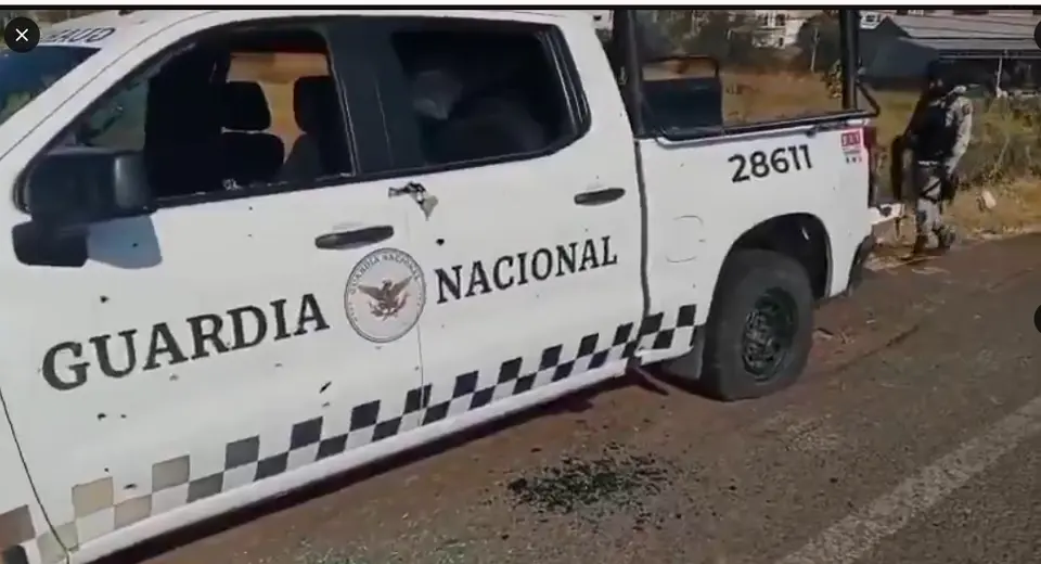 Vehículos incendiados quedaron sobre vialidades estratégicas tras el enfrentamiento con el CJNG./ Captura de pantalla