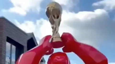 Lucas Hernández sorprende con estatua de gorila alzando la Copa del Mundo