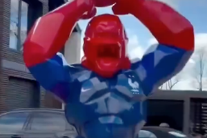 Lucas Hernández sorprende con estatua de gorila alzando la Copa del Mundo