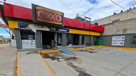 Al menos dos tiendas Oxxo fueron quemadas en Los Reyes La Paz