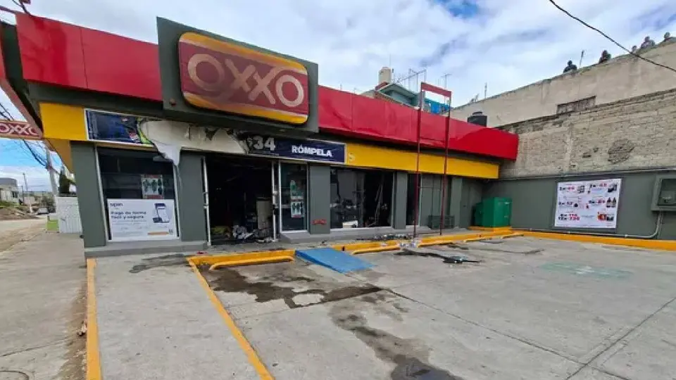 Al menos dos tiendas Oxxo fueron quemadas en Los Reyes La Paz
