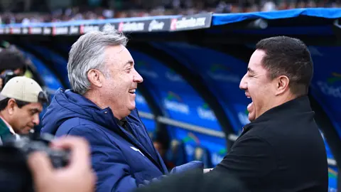 Doménec Torrent, entrenador de Rayados, y Efraín Juárez, entrenador de Pumas, en caluroso saludo | MEXSPORT