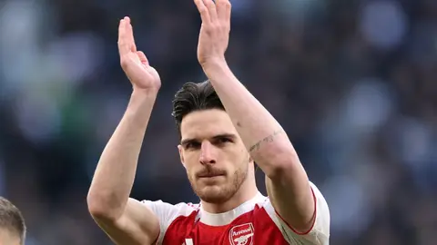 Aficionado del Tottenham se burla del físico de la pareja de Declan Rice en pleno partido
