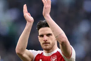 Aficionado del Tottenham se burla del físico de la pareja de Declan Rice en pleno partido