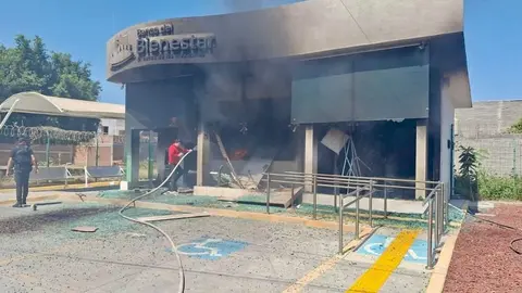 Bomberos, vecinos y policías ayudaron a controlar los incendios en las instituciones bancarias / Redes Sociales