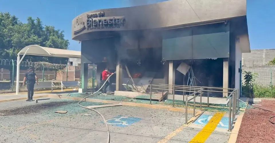 Bomberos, vecinos y policías ayudaron a controlar los incendios en las instituciones bancarias / Redes Sociales