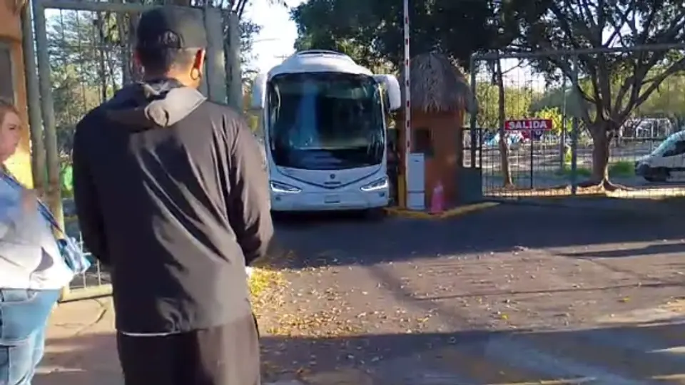 Los camiones no pudieron regresar ayer a sus hogares por los bloqueos carreteros / Especial