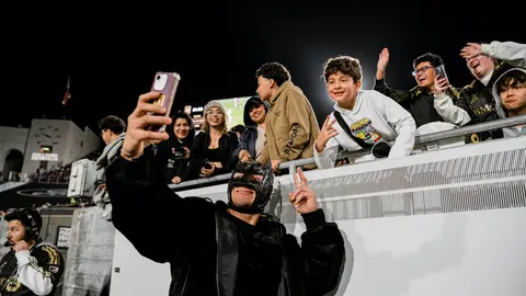 Dragon Lee compartiendo con los fans angelinos | X: @LAFC
