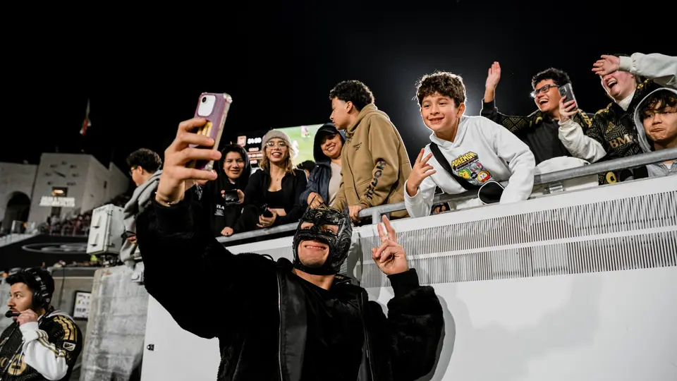 Dragon Lee compartiendo con los fans angelinos | X: @LAFC