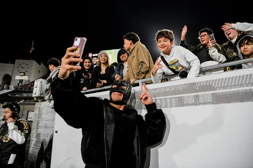 Dragon Lee compartiendo con los fans angelinos | X: @LAFC