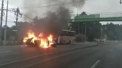 El auto incendiado se ubicó en la carretera federal México-Cuernavaca