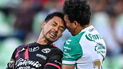 Disputa de balón entre Santos y Puebla l MEXSPORT