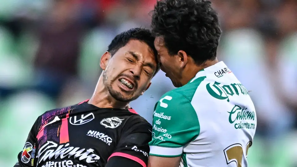 Disputa de balón entre Santos y Puebla l MEXSPORT