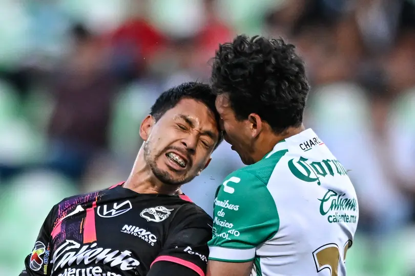 Disputa de balón entre Santos y Puebla l MEXSPORT