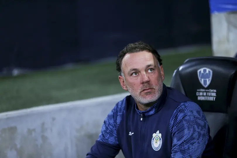 Gabriel Milito en el banquillo de Chivas durante un partido del Clausura 2026 de la Liga MX | IMAGO 7