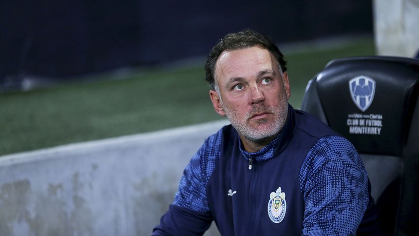 Gabriel Milito en el banquillo de Chivas durante un partido del Clausura 2026 de la Liga MX | IMAGO 7