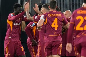 Roma sigue en la pelea por la Champions: vence al Lecce en la Serie A con gol de Robinio Vaz