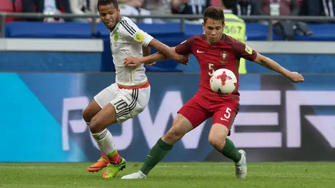 Giovani Dos Santos pelea el balón con Raphael Guerreiro, en 2017 l MEXSPORT