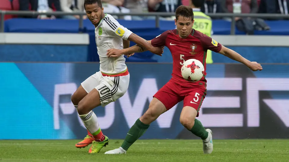 Giovani Dos Santos pelea el balón con Raphael Guerreiro, en 2017 l MEXSPORT