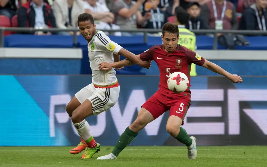 Giovani Dos Santos pelea el balón con Raphael Guerreiro, en 2017 l MEXSPORT