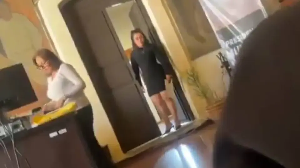 Funcionaria de Cuautla es exhibida agrediendo a trabajadora: “Te vuelves a reír y te parto...”