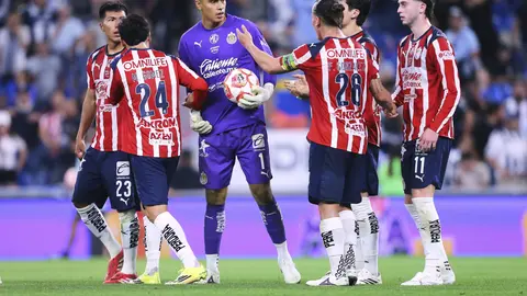 Jugadores de Chivas felicitan a 'Tala' Rangel en el Clausura 2026 de la Liga MX | IMAGO 7
