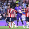 Jugadores de Chivas felicitan a 'Tala' Rangel en el Clausura 2026 de la Liga MX | IMAGO 7