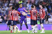 Jugadores de Chivas felicitan a 'Tala' Rangel en el Clausura 2026 de la Liga MX | IMAGO 7