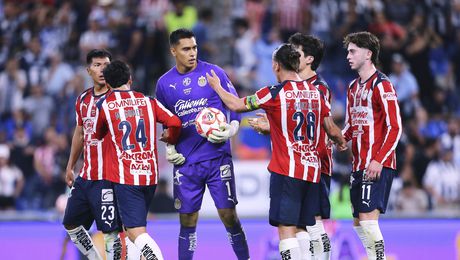 Jugadores de Chivas felicitan a 'Tala' Rangel en el Clausura 2026 de la Liga MX | IMAGO 7