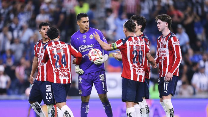 Jugadores de Chivas felicitan a 'Tala' Rangel en el Clausura 2026 de la Liga MX | IMAGO 7