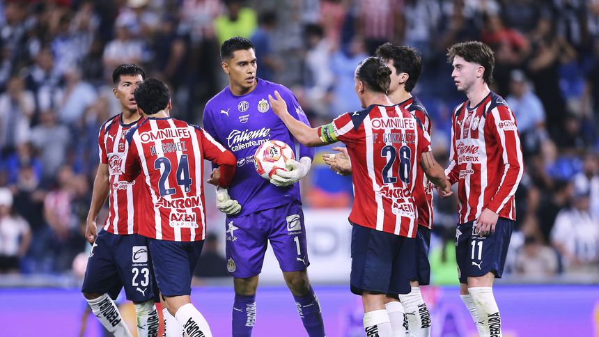 Jugadores de Chivas felicitan a 'Tala' Rangel en el Clausura 2026 de la Liga MX | IMAGO 7